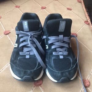 Boy’s Black New Balance 888 Size 2 Wide
